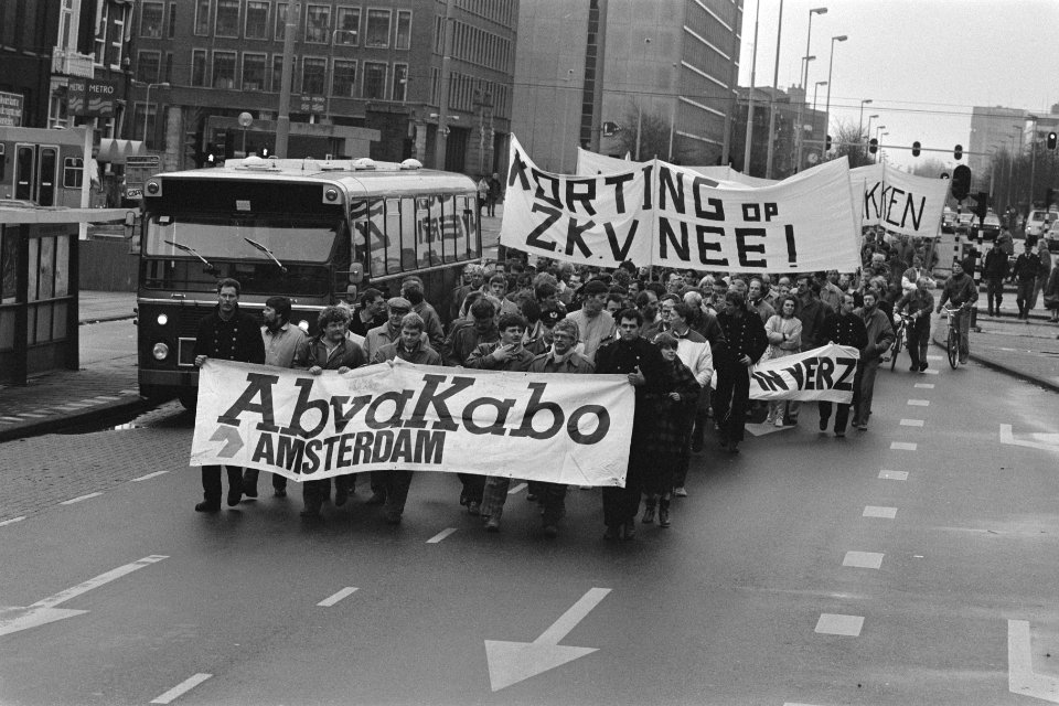 Amsterdam, ambtenaren demonstreren tegen korting op vergoeding ziektekosten, Bestanddeelnr 933-8208