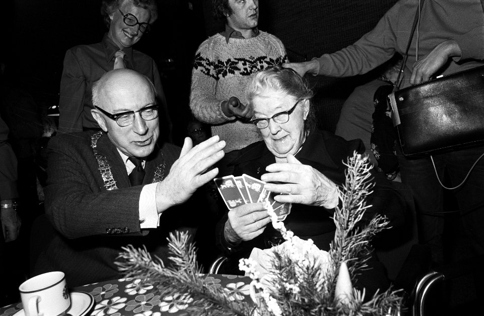 Amsterdam 700 jaar burgemeester Samkalden opent klaverjaskampioenschap in Gerha, Bestanddeelnr 927-6699
