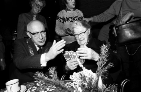Amsterdam 700 jaar burgemeester Samkalden opent klaverjaskampioenschap in Gerha, Bestanddeelnr 927-6699