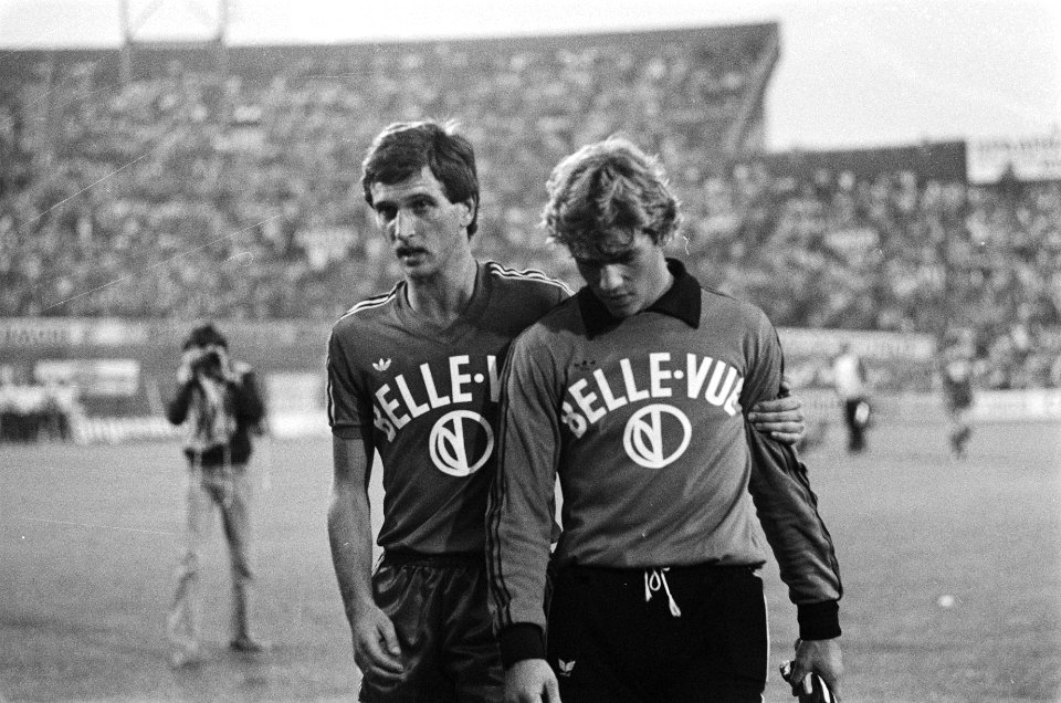 Amsterdam 703 voetbaltoernooi Ajax tegen Anderlecht Munaron (r) verlaat veld, Bestanddeelnr 929-8640