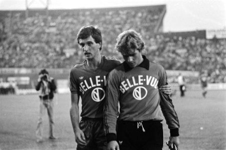Amsterdam 703 voetbaltoernooi Ajax tegen Anderlecht Munaron (r) verlaat veld, Bestanddeelnr 929-8640