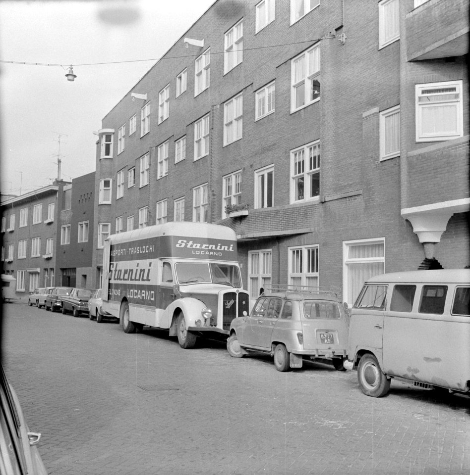 Amsterdam De Van de Polls verhuizen een geparkeerde verhuiswagen van een Itali, Bestanddeelnr 254-5174