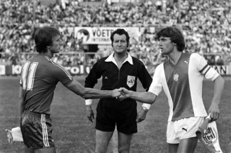 Amsterdam 703 voetbaltoernooi Ajax tegen Anderlecht , Rob Rensenbrink (l) en R, Bestanddeelnr 929-8642