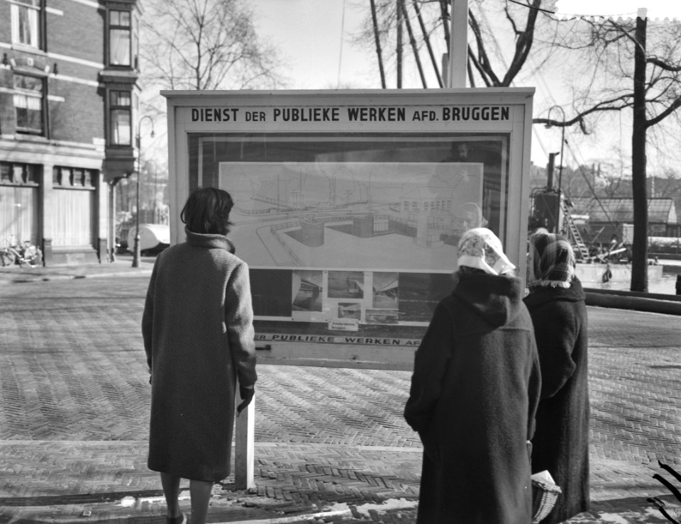 Amsterdam bouwt en sloopt in de binnenstad, bord van de nieuwe brug op het J D, Bestanddeelnr 911-0384