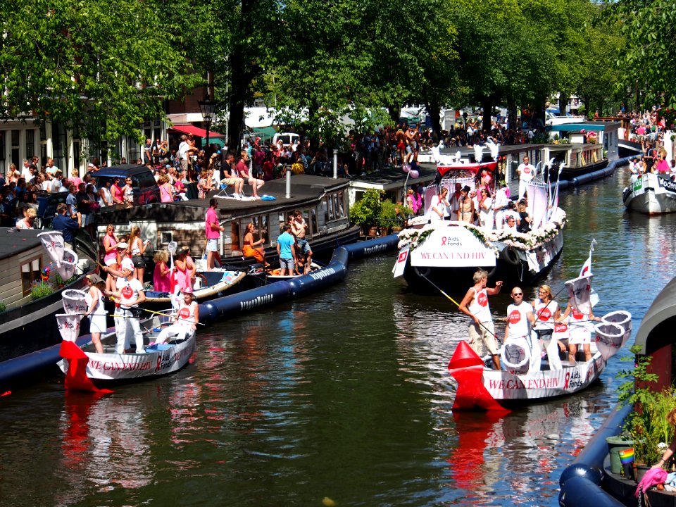 Amsterdam Gay Pride 2013 boat no28 Aids Fonds pic3