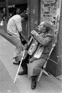 Amsterdam blinde straatmuzikant met accordeon, Bestanddeelnr 928-1989