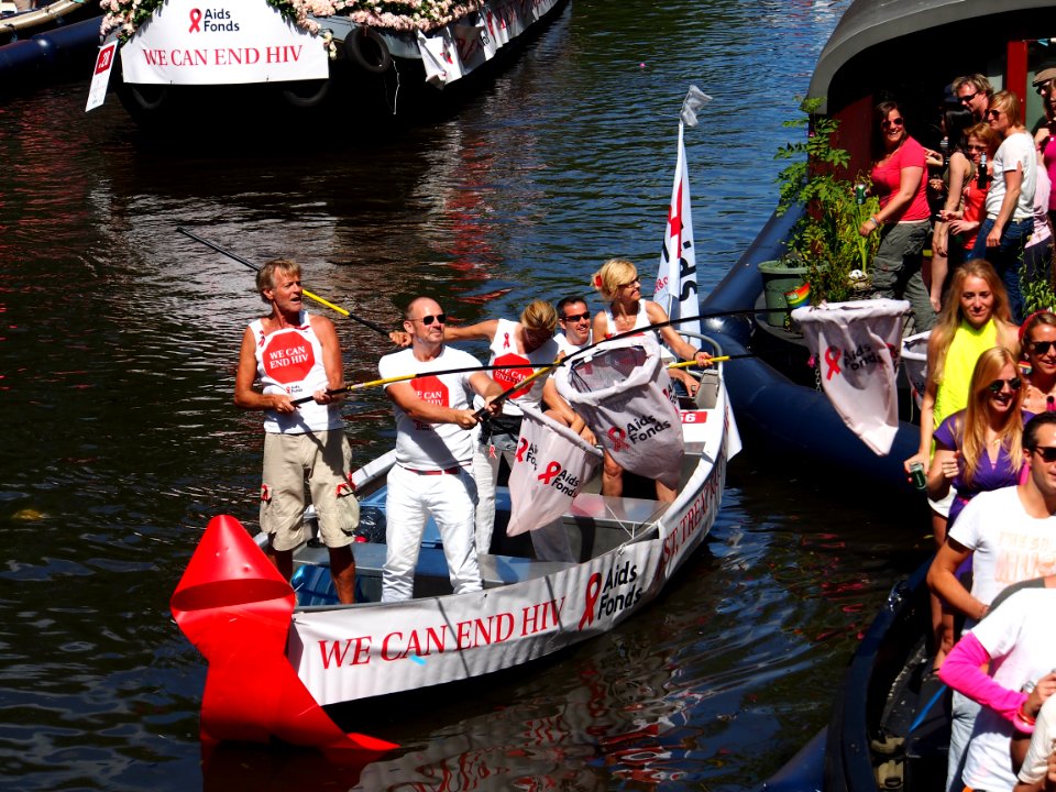 Amsterdam Gay Pride 2013 boat no28 Aids Fonds pic5