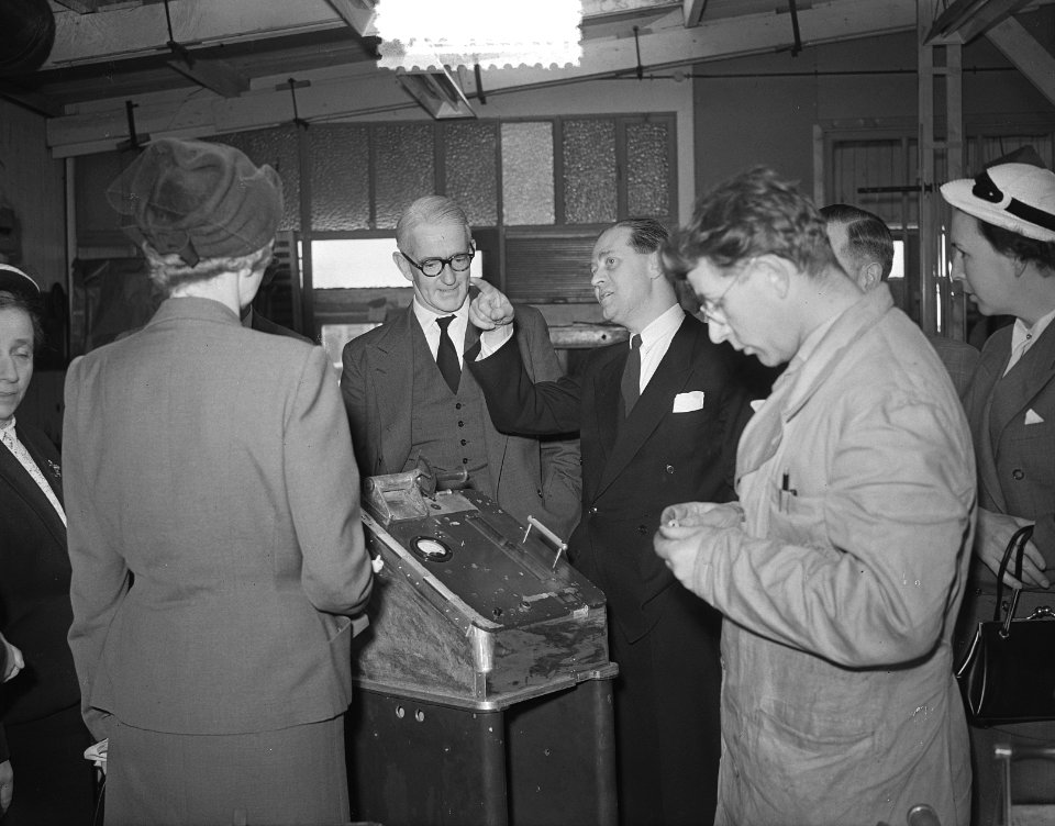 Amsterdam bezoek Australische Ambassadeur Alfr. F. Stirling o.a. Asser Gesink Ci, Bestanddeelnr 905-6876