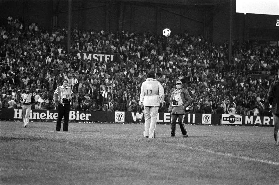 Amsterdam 702 voetbaltoernooi finale AZ67 tegen Ajax 4- voetballende fotografen, Bestanddeelnr 929-2980