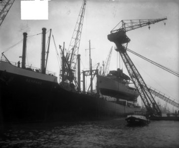 Ampok gaat aan boord van Rempang te Amsterdam, Bestanddeelnr 903-8697