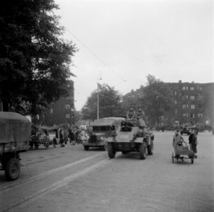 Amsterdam bevrijding. Straatbeelden een militaire kolonne Stadionplein. Pu…, Bestanddeelnr 900-3169