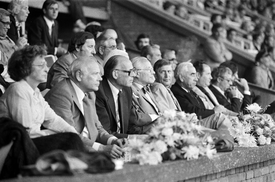 Amsterdam 702 voetbaltoernooi Ajax tegen Liverpool, Den Uyl met vrouw en Van Ag, Bestanddeelnr 929-2966