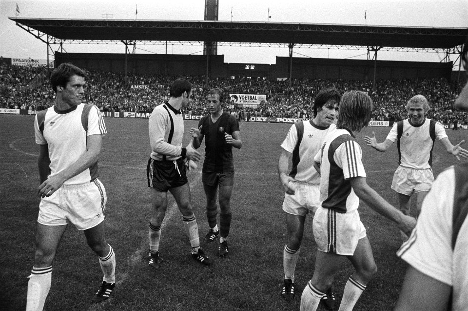 Amsterdam 702 voetbaltoernooi AZ67 tegen Barcelona, spelers na afloop, Bestanddeelnr 929-2964