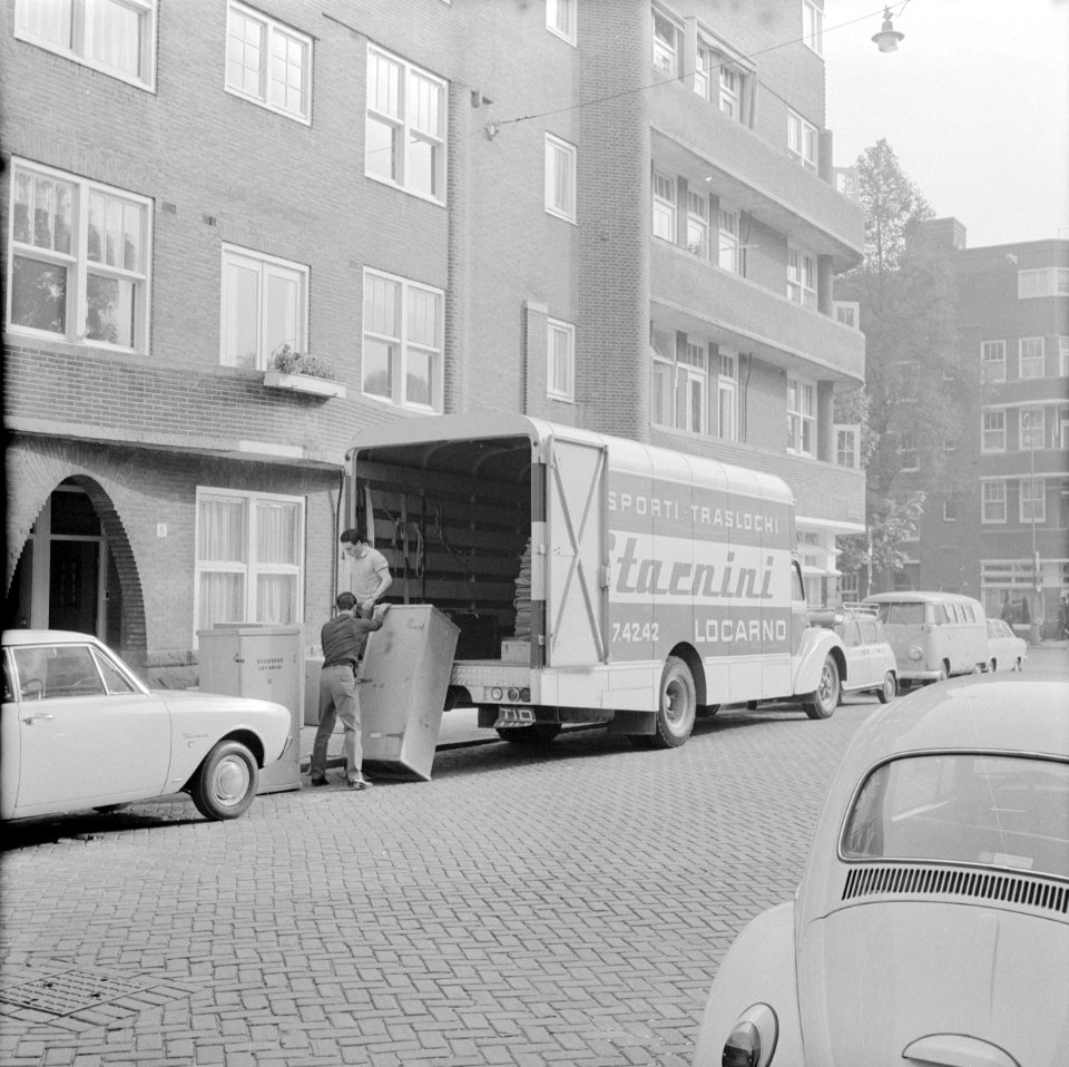 Amsterdam. De Van der Polls verhuizen twee mannen bezig met het in of uitladen , Bestanddeelnr 254-5173
