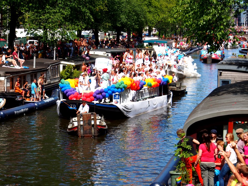 Amsterdam Gay Pride 2013 boat no25 Andreas ziekenhuis OLVG ziekenhuis zorgverzekeraars pic4