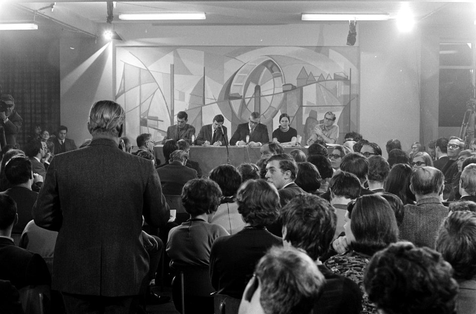 Amsterdam. Hearing in het Ignatiuscollege over het uittreden uit Rooms Katholiek, Bestanddeelnr 922-0469