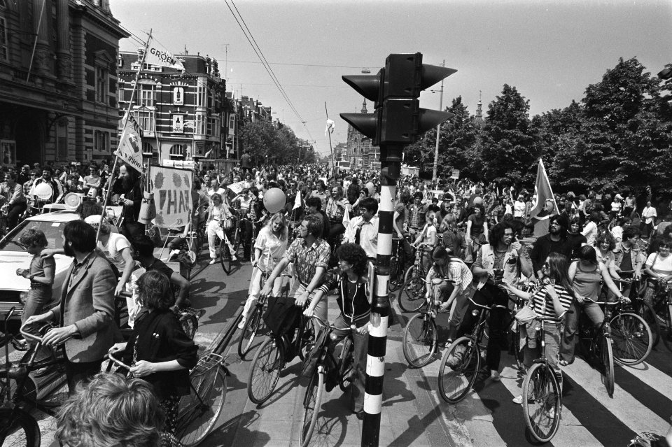 Amsterdam fietst fietsers bezetten kruispunt Van Baerlestraat de Lairessestraat, Bestanddeelnr 929-7435