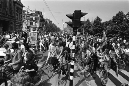 Amsterdam fietst fietsers bezetten kruispunt Van Baerlestraat de Lairessestraat, Bestanddeelnr 929-7435