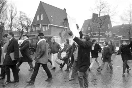 Amsterdam. Kranslegging bij het Van Heutsz-monument derde van links een neef va, Bestanddeelnr 921-0453