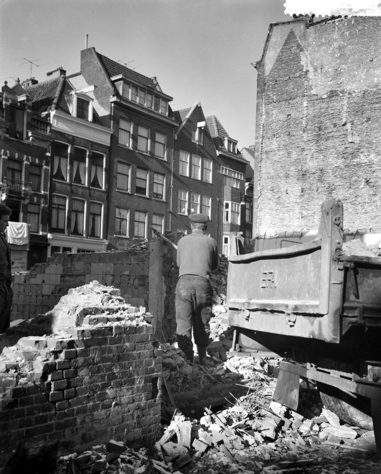 Amsterdam bouwt en sloopt in de binnenstad, sloper aan he werk in de Weesperstra, Bestanddeelnr 911-0386