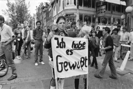 Amsterdam demonstranten met spandoek Ich habe es gewusst, Bestanddeelnr 933-6969