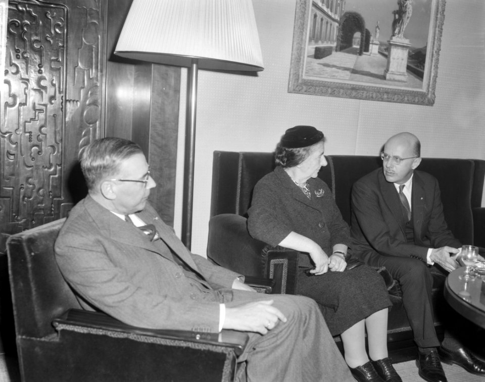 Amsterdam. Minister van Buitenlandse Zaken van Israel Golda Meir ontvangen op he, Bestanddeelnr 916-1019
