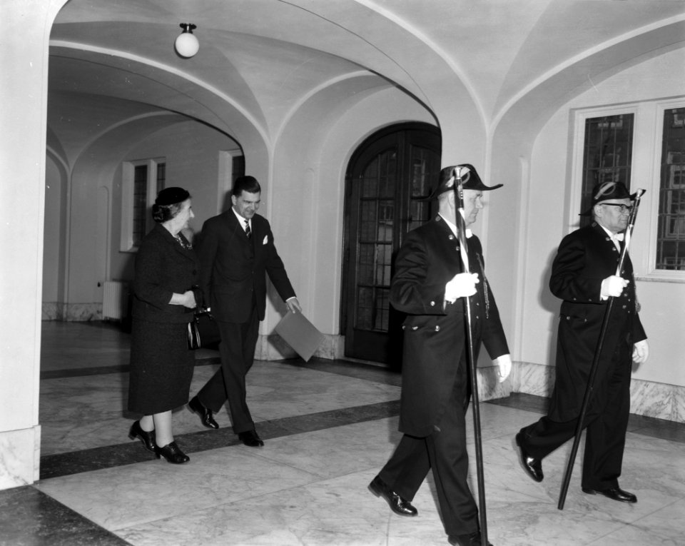 Amsterdam. Minister van Buitenlandse Zaken van Israel Golda Meir ontvangen op he, Bestanddeelnr 916-1017