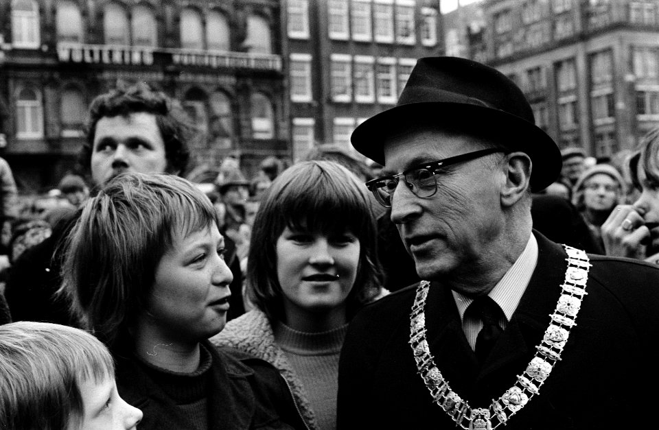 Amsterdam 700 jaar openingsmanifestatie op de Dam Samkalden verricht opening i, Bestanddeelnr 927-6694
