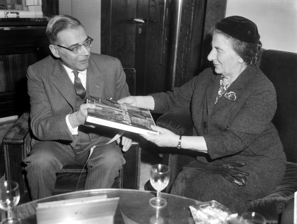 Amsterdam. Minister van Buitenlandse Zaken van Israel Golda Meir ontvangen op he, Bestanddeelnr 916-1012
