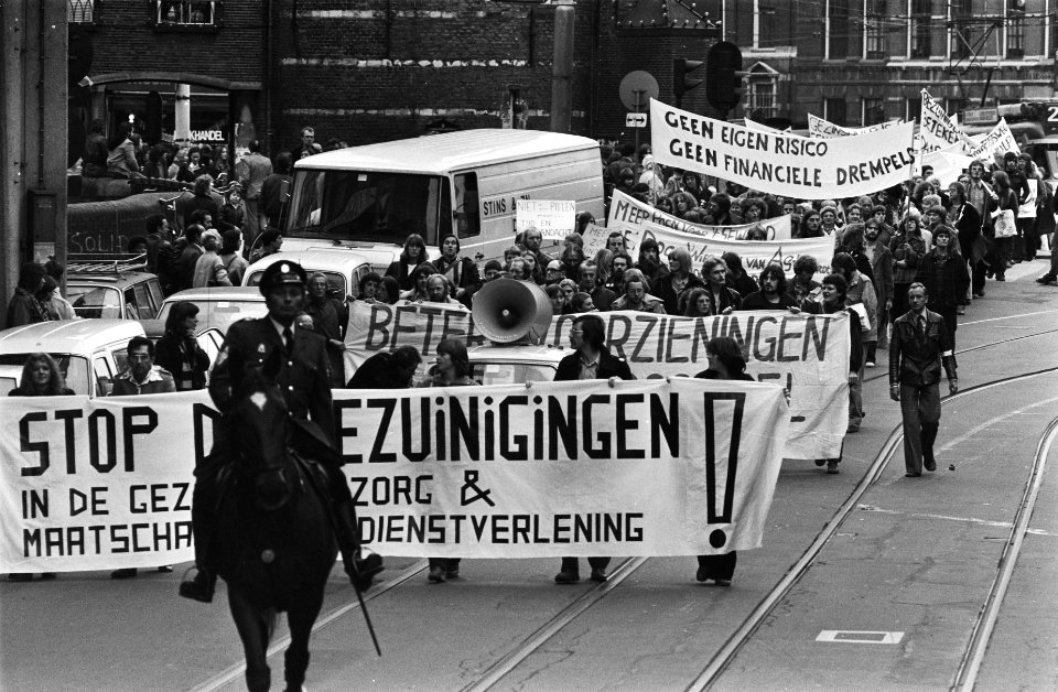 Amsterdam demonstratie van mensen uit de gezondheidszorg tegen bezuinigingsmaat, Bestanddeelnr 929-9674