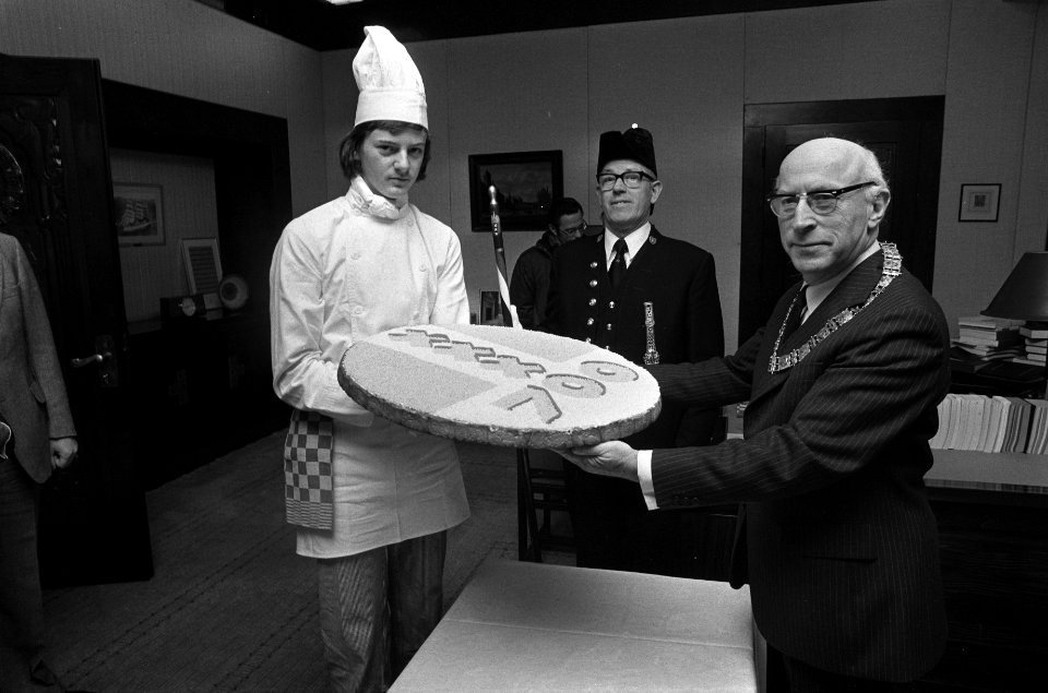 Amsterdam bestaat 700 jaar Samkalden krijgt reuzenbeschuit met muisjes, Bestanddeelnr 928-2330