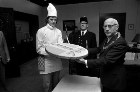 Amsterdam bestaat 700 jaar Samkalden krijgt reuzenbeschuit met muisjes, Bestanddeelnr 928-2330