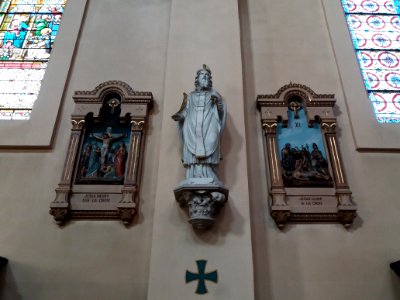 Amplepuis - Église Saint Pothin - Statue entre deux stations