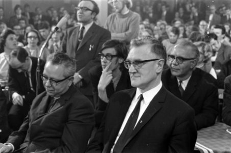 Amsterdam. Hearing in het Ignatiuscollege over uittreden uit Rooms Katholieke Ke, Bestanddeelnr 922-0468