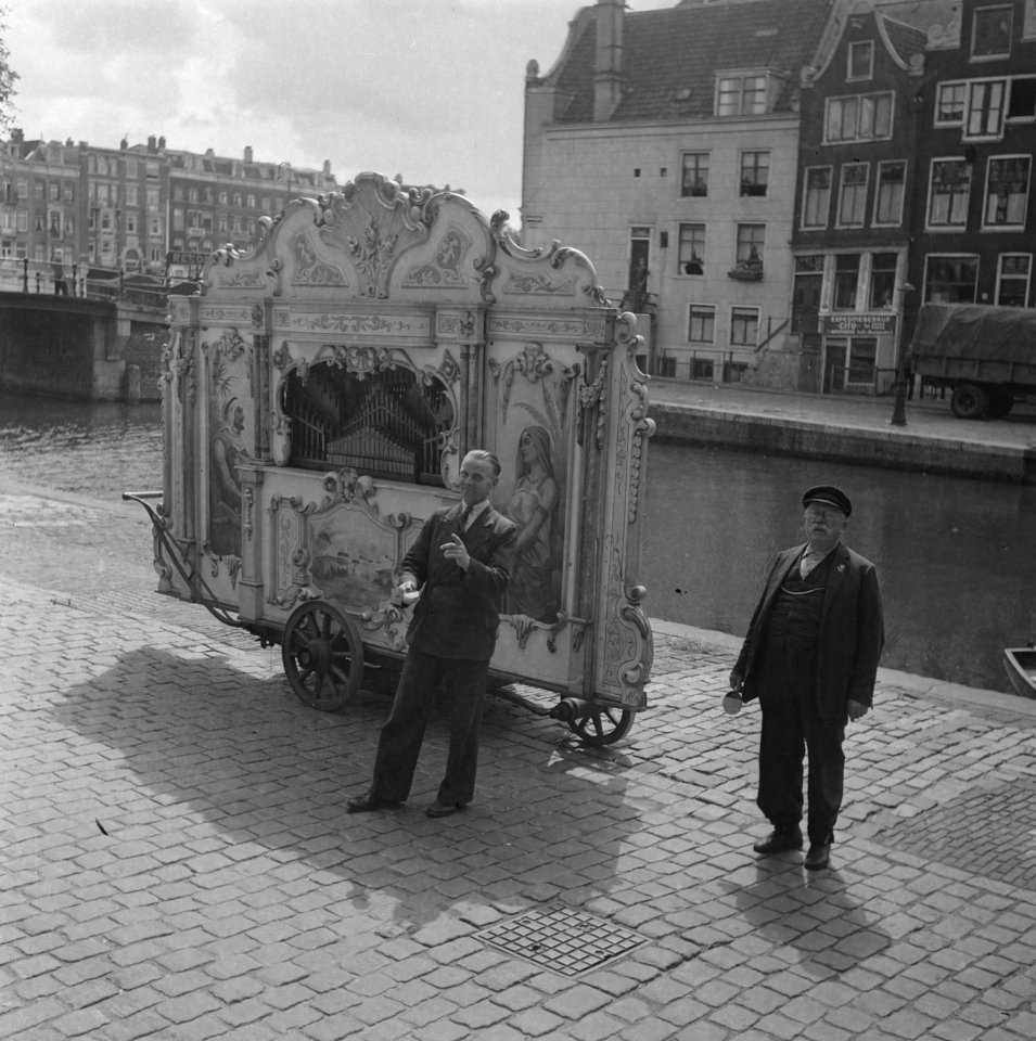 Amsterdam. Een draaiorgel op een van de grachten, Bestanddeelnr 901-8132