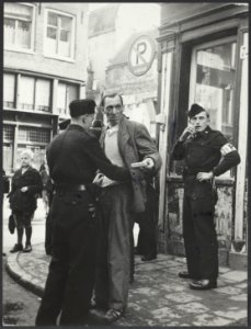 Amsterdam. Fouillering voor zwarte handel, Bestanddeelnr 30075 074