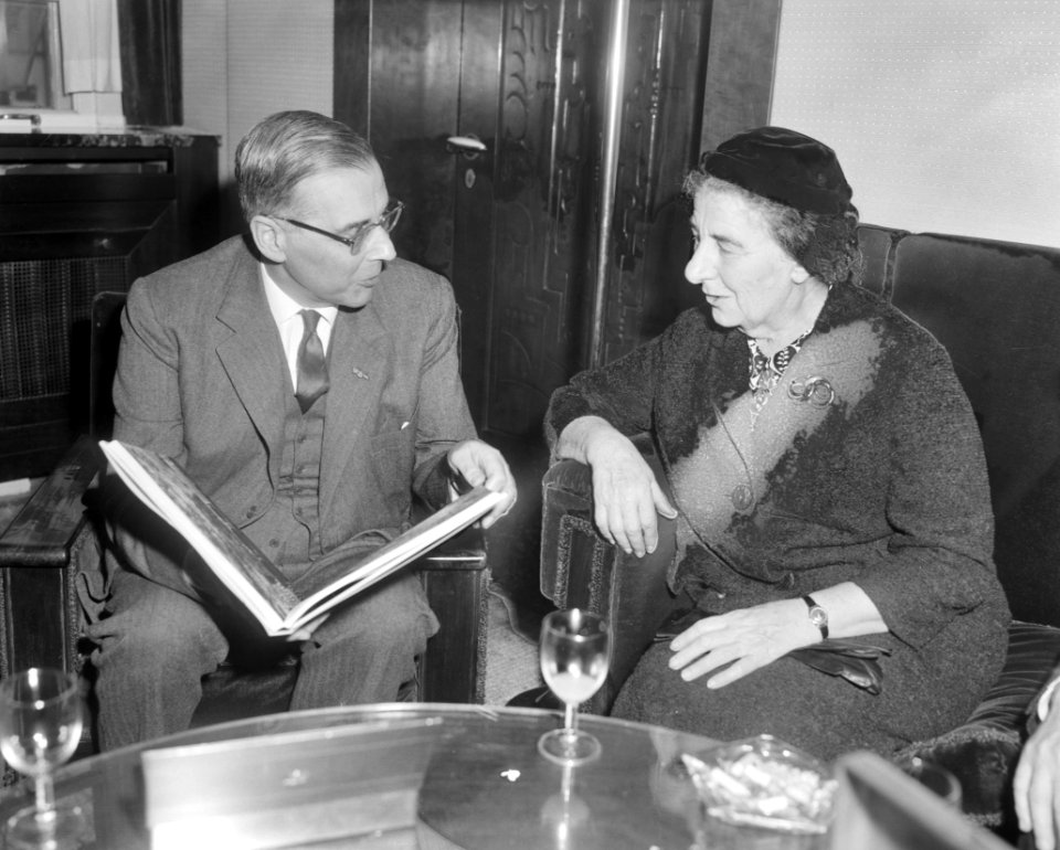 Amsterdam. Minister van Buitenlandse Zaken van Israel Golda Meir ontvangen op he, Bestanddeelnr 916-1014