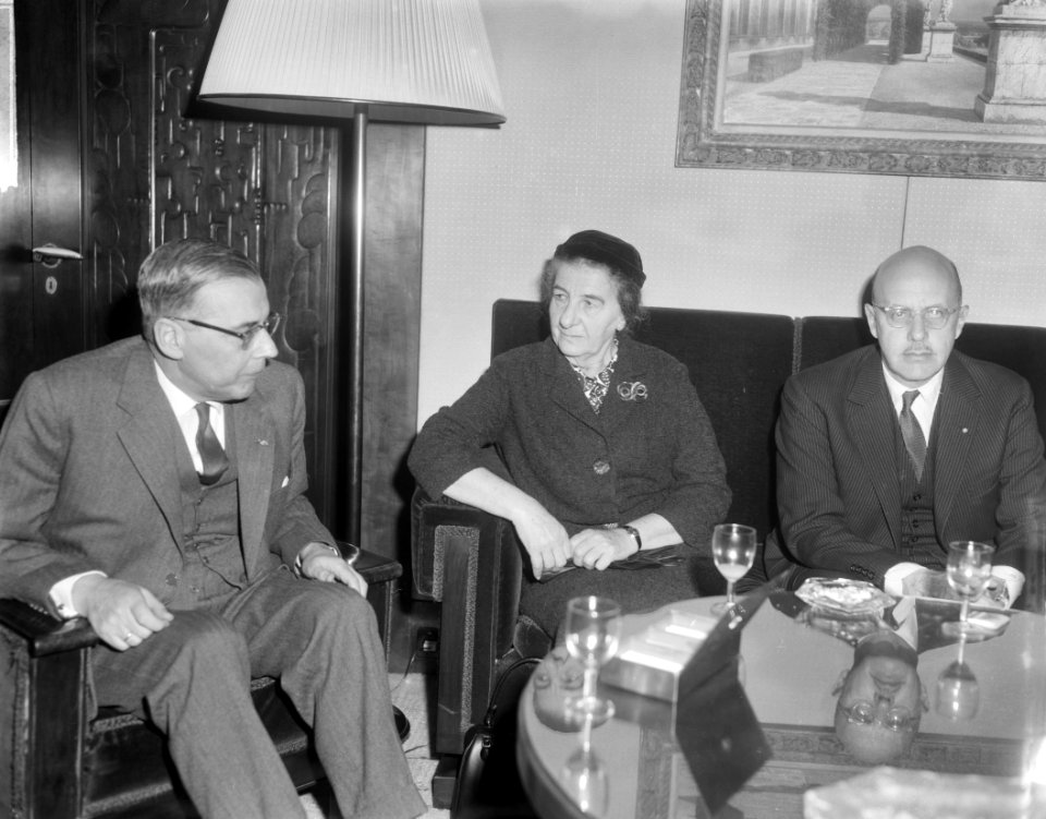 Amsterdam. Minister van Buitenlandse Zaken van Israel Golda Meir ontvangen op he, Bestanddeelnr 916-1020