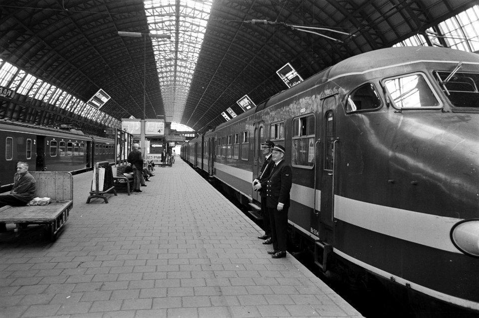 Amsterdam CS - 2 Minuten stilte voor Tsjecho Slowakije. Bestanddeelnr 921-6262