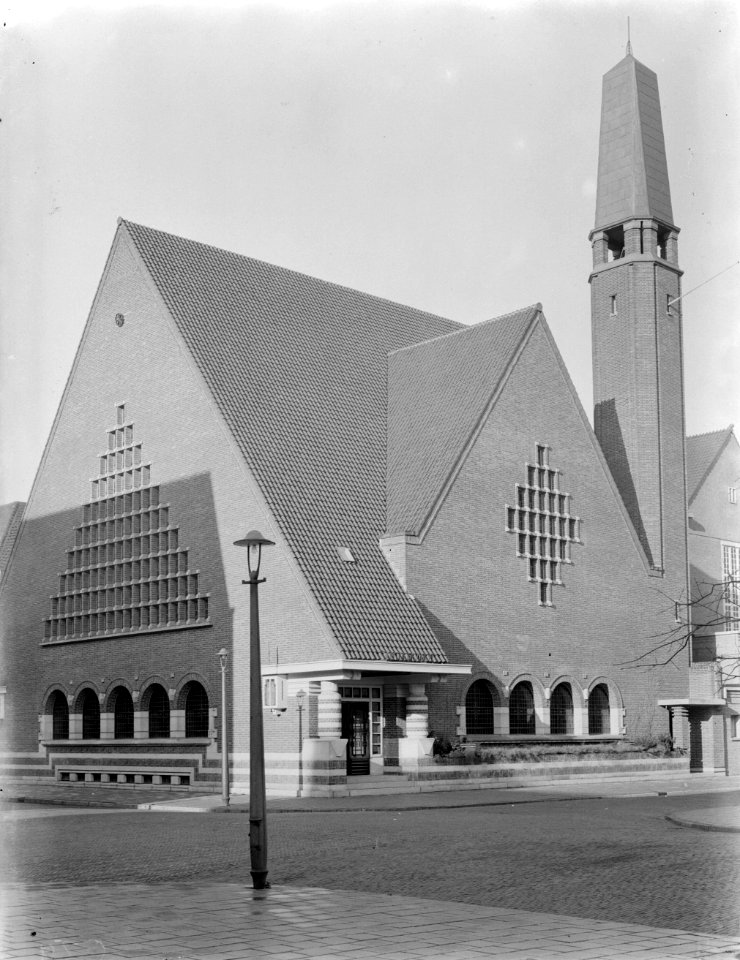 Amsterdam, Lutherkapel aan de Gerrit van der Veenstraat. Exterieur met portalen,, Bestanddeelnr 252-0317