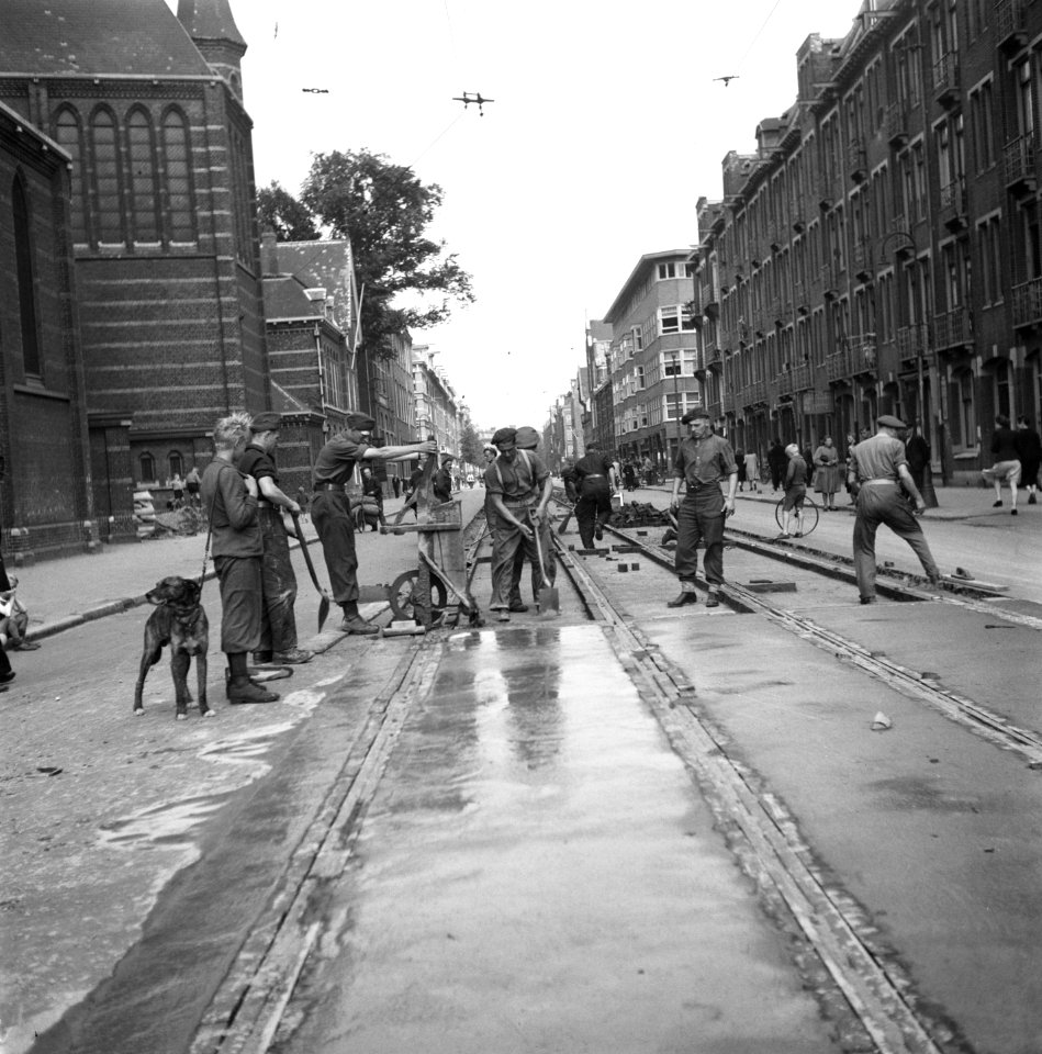 Amsterdam. Spaarndammerstraat bij de H. Maria Magdalenakerk. Onder leiding van d, Bestanddeelnr 900-4300