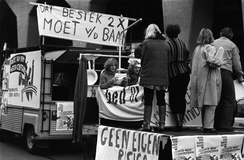 Amsterdam demonstratie van mensen uit de gezondheidszorg tegen bezuinigingsmaat, Bestanddeelnr 929-9673