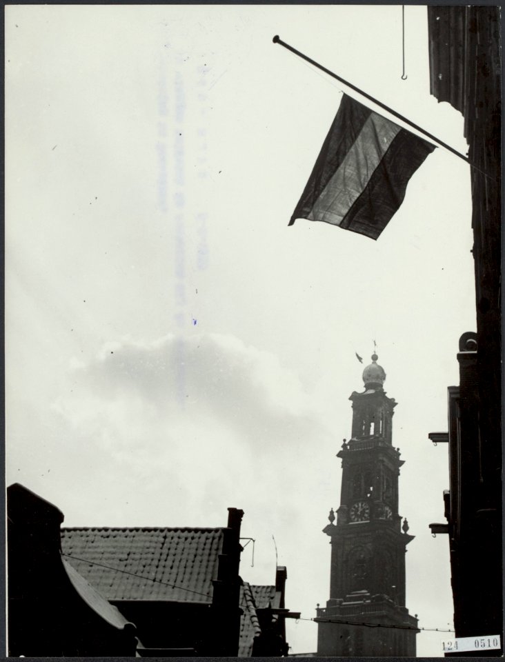 Amsterdam, Westertoren. Vlaggen halfstok i.v.m. nationale rouw vanwege de waters, Bestanddeelnr 124-0510