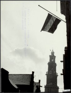 Amsterdam, Westertoren. Vlaggen halfstok i.v.m. nationale rouw vanwege de waters, Bestanddeelnr 124-0510