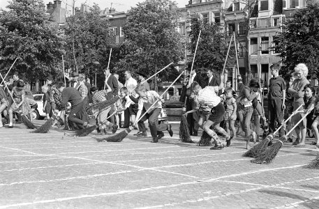 Amsterdam, schoonmaak op het Amstelveld, Bestanddeelnr 914-0329