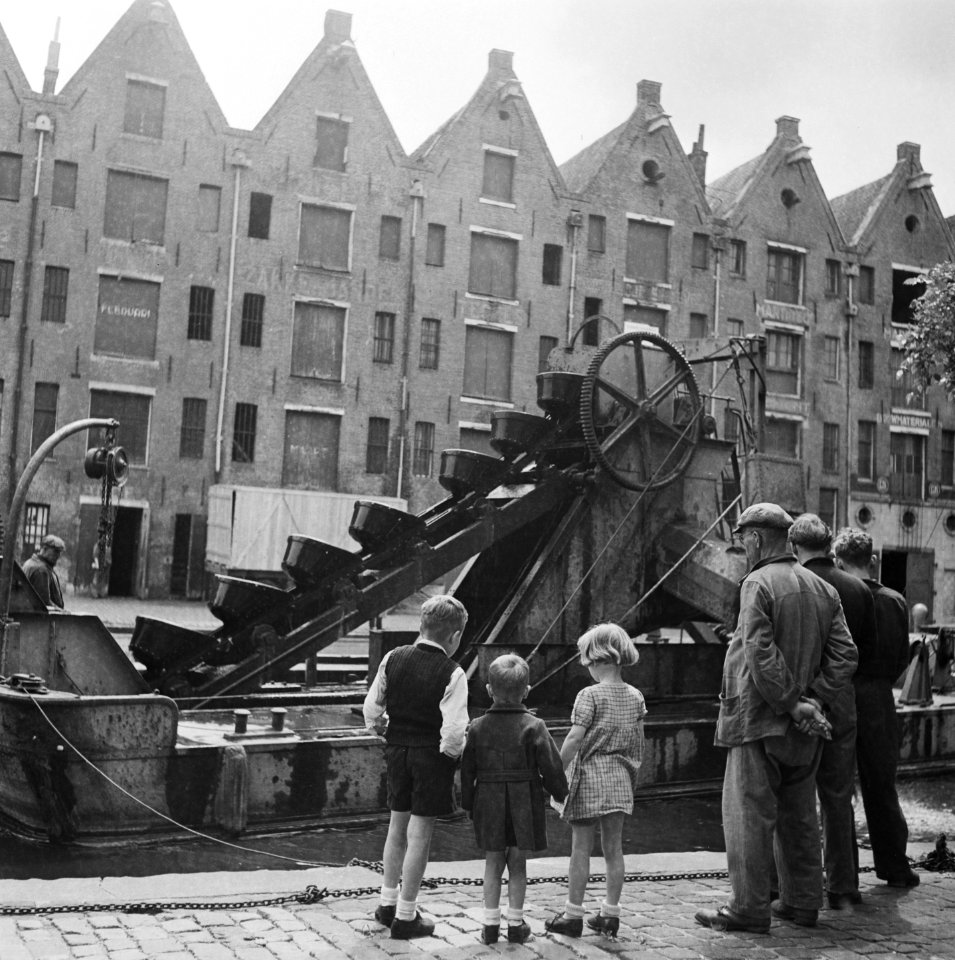 Amsterdam. Een baggermolen in het Entrepotdok terwijl publiek toekijkt, Bestanddeelnr 901-8134