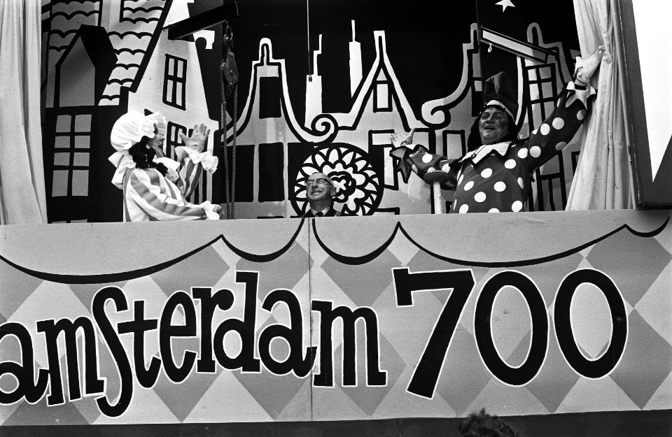 Amsterdam 700 jaar openingsmanifestatie op de Dam Samkalden verricht opening i, Bestanddeelnr 927-6695