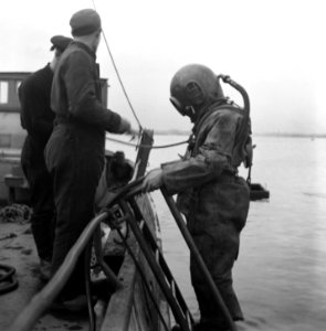 Amsterdam, fotos betreffende de herstellingswerken in de haven, Bestanddeelnr 900-9135