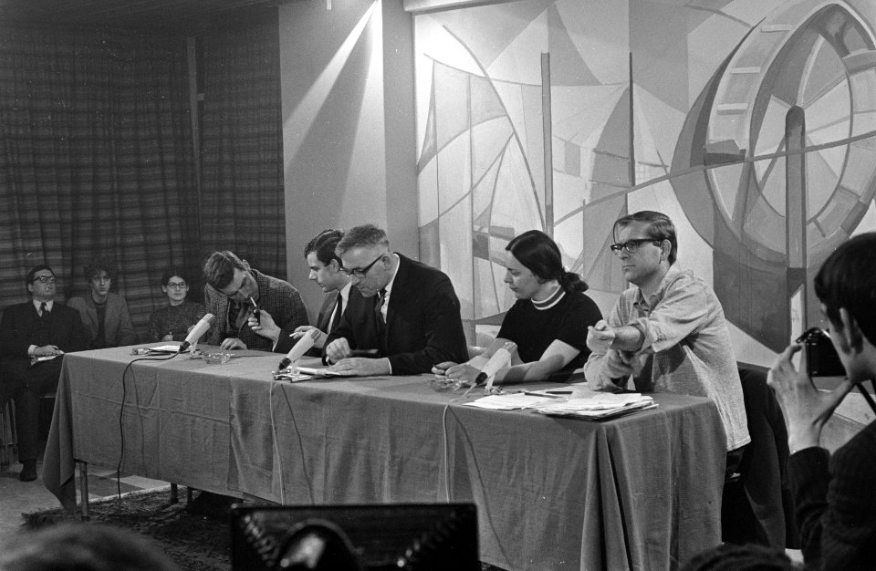 Amsterdam. Hearing op 28 januari 1969 in het Ignatiuscollege over het uittreden , Bestanddeelnr 922-0467