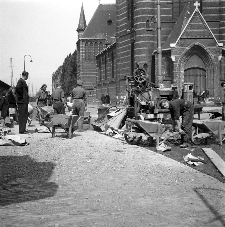 Amsterdam. Zaanstraat bij de H. Maria Magdalenakerk. Onder leiding van de kapite, Bestanddeelnr 900-4299